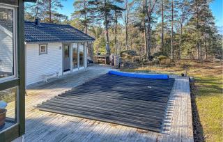 Gorgeous Home In Värmdö With Private Swimming Pool, Can Be Inside Or Outside - 9