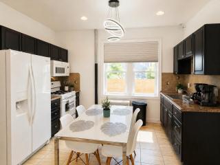 Modern 2 Bedroom Apartment 20 Min to Times Square Sleeps 6 - 8