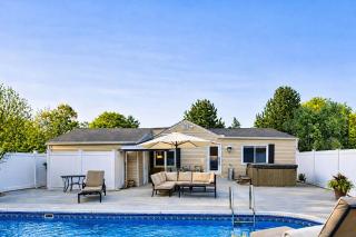 Lakewood Luxury - Pool - Hot Tub - Walk to Town - Family Friendly - 9
