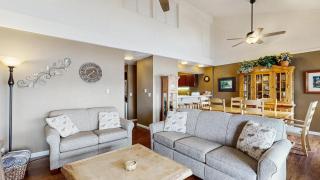Crystal Beach Condo - Lake Views & Pool - 4