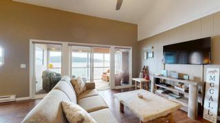 Crystal Beach Condo - Lake Views & Pool - 3