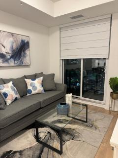 Modern 1 BR Plus Den Condo - Sleeps 3 Near McMaster Hospital - 8