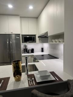 Modern 1 BR Plus Den Condo - Sleeps 3 Near McMaster Hospital - 1
