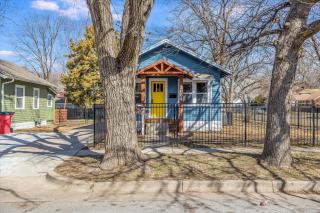 Walk to Wesley! Fully Fenced Lot W Washer & Dryer. - 4