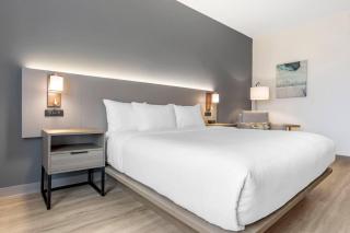 Comfort Inn & Suites Newark Liberty International Airport - 1