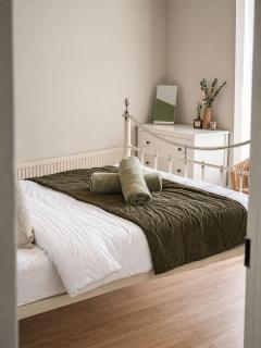 Number 9 Market Street - Town centre 4 bedroom house with garden - 2