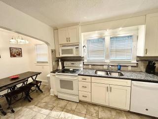 Riverside Gem - Fully Fenced Yard W/ Washer&Dryer! - 3