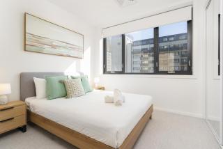 Sunlit 1BR Retreat, Shops and Cafes at Doorstep - 9