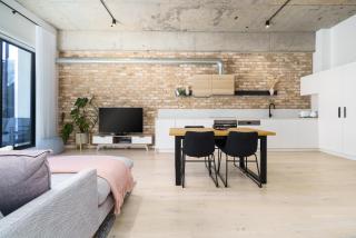 Sunlit 1BR Retreat, Shops and Cafes at Doorstep - 3