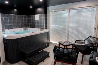 Suite romantique SPA intérieur piscine privés jardin et lit King size - Rousson - 3