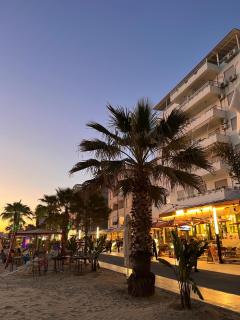 Sun, Sea and Serenity - Beachfront Apt with Sunset Views and Soothing Waves - 6
