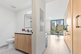 Chic Studio with Balcony - 501 First Downtown - 2
