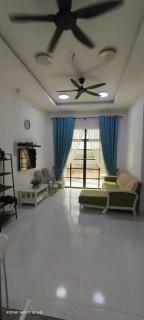 Adleena Homestay - 0