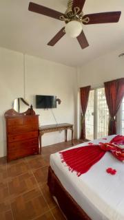 See Belize WATERSIDE Sea View Apt for 6 with Kitchen, Balcony, Infinity POOL & Overwater Deck, 2nd Floor - 6