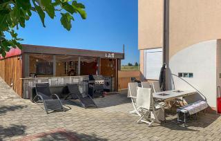 2 Bedroom Lovely Apartment In Vrsi - 0
