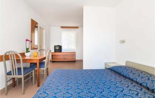 Cozy Apartment In Umag With Outdoor Swimming Pool - 1