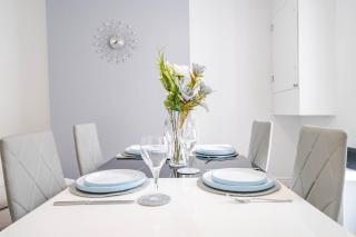 Stylish 3 Bedroom House in Liverpool by Eason Stays with Free Parking and Sleeps up to 7 Guests - 3