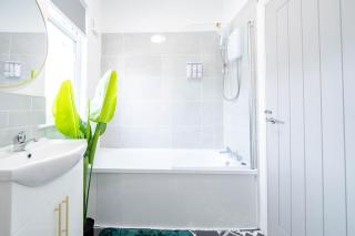 Stylish 3 Bedroom House in Liverpool by Eason Stays with Free Parking and Sleeps up to 7 Guests - 5