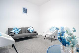 Stylish 3 Bedroom House in Liverpool by Eason Stays with Free Parking and Sleeps up to 7 Guests - 9