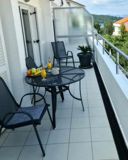 Apartments with parking space Necujam - Solta - 25529 - 1