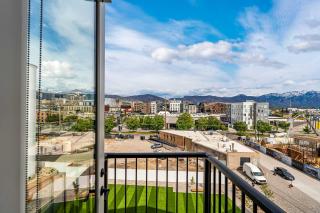 Stylish SLC Getaway 2-Bed 2-Bath with Balcony - 6