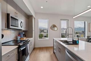 Stylish SLC Getaway 2-Bed 2-Bath with Balcony - 3
