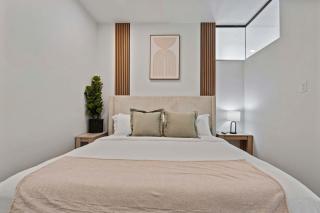 Stylish SLC Getaway 2-Bed 2-Bath with Balcony - 7