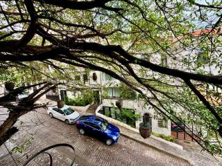 Newly Renovated Studio B1 With Patio Sleeps 4 - 5