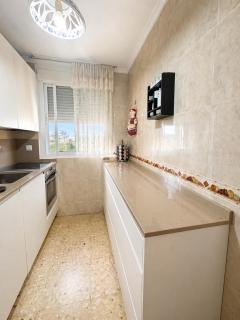 Apartamento con terraza, piscina y pista deportiva - 1