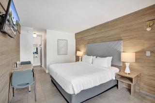 Coastal King Suite Stay at Ocean Blvd - 4