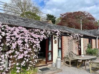 Dairy Barn, Berehayes Farm with seasonal pool and jacuzzi - 6