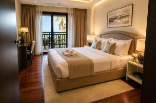 Palm Escape Beachfront 1BR in Royal Amwaj Burj View & Private Balcony - 1