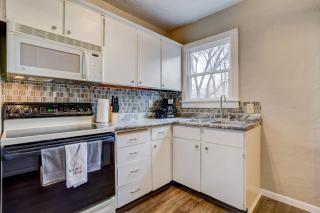 Fenced Yard W Washer and Dryer. Centrally Located. - Holiday Home - 3