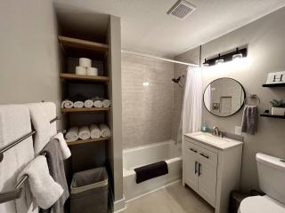 Centrally Located 2 Bedroom Close to Downtown. - 7