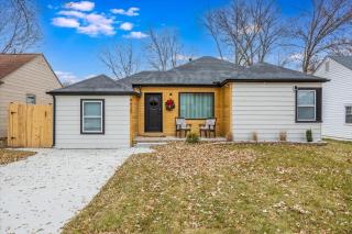 Fully Fenced Yard W/ W&D + 2 Bathrooms! - 3
