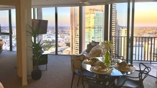 Luxury CBD Apt with 180 River Views & Rooftop Pool - 7