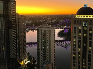 Luxury CBD Apt with 180 River Views & Rooftop Pool - 9