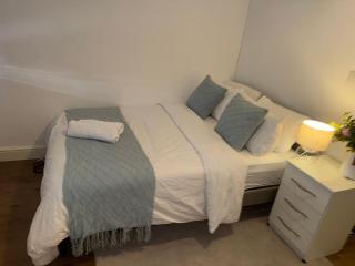 Stylish Studio with Separate Kitchen Near Wimbledon Station - 2