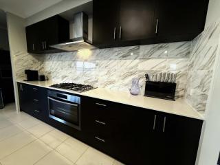 31 Kids Coast & Chill - 4BR Parking & Theatre Rm - 8