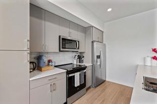 Stylish SLC Getaway 2-Bed 2-Bath with Balcony - 2