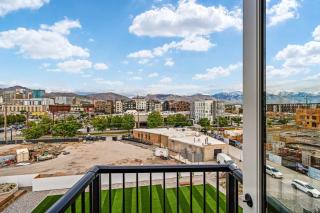 Stylish SLC Getaway 2-Bed 2-Bath with Balcony - 6