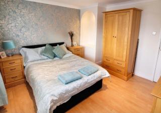 2 Bed Semi - Sleeps 4 - Fully Fenced Garden & Parking - Quiet Cul De Sac Location - Dog Friendly - Fast Wifi - Close to Motorway Access - 3