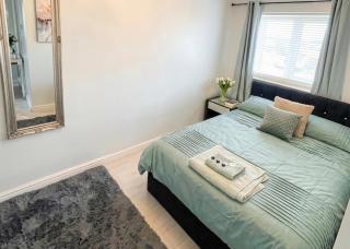 2 Bed Semi - Sleeps 4 - Fully Fenced Garden & Parking - Quiet Cul De Sac Location - Dog Friendly - Fast Wifi - Close to Motorway Access - 6