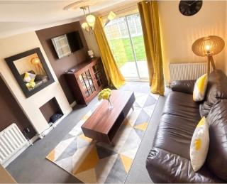 2 Bed Semi - Sleeps 4 - Fully Fenced Garden & Parking - Quiet Cul De Sac Location - Dog Friendly - Fast Wifi - Close to Motorway Access - 4