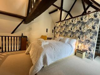 17th-Century Grade II Apartment, Heart ofTetbury - 2