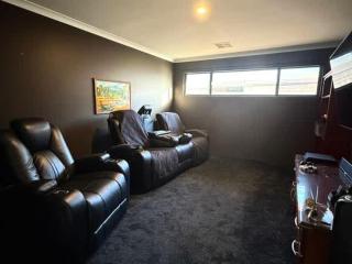 31 Kids Coast & Chill - 4BR Parking & Theatre Rm - 6