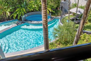 Elevated Noosa Escape - Heated Pool Spa & Walk to River - 7