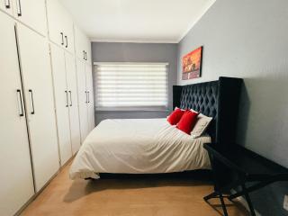 Spacious Linden Garden Cottage - 9