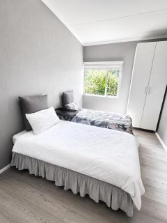 Spacious Linden Garden Cottage - 4