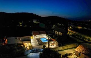 Awesome Home In Glavica - 1